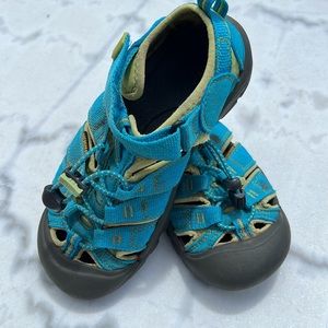 Kids keens great condition